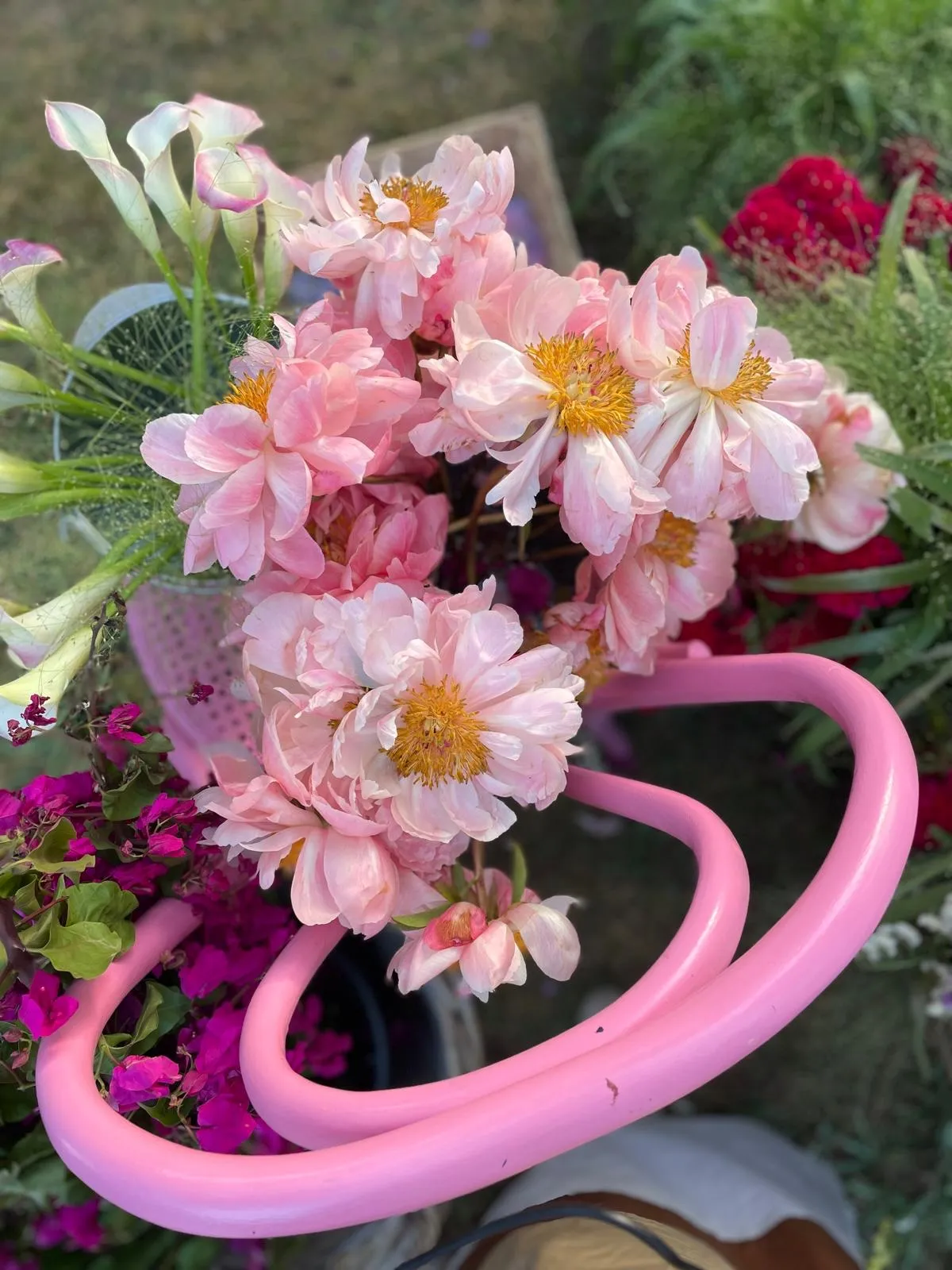 Postazione di fiori per gli ospiti durante un evento